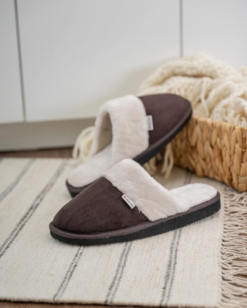 Pantufla Nórdica marrón símil gamuza