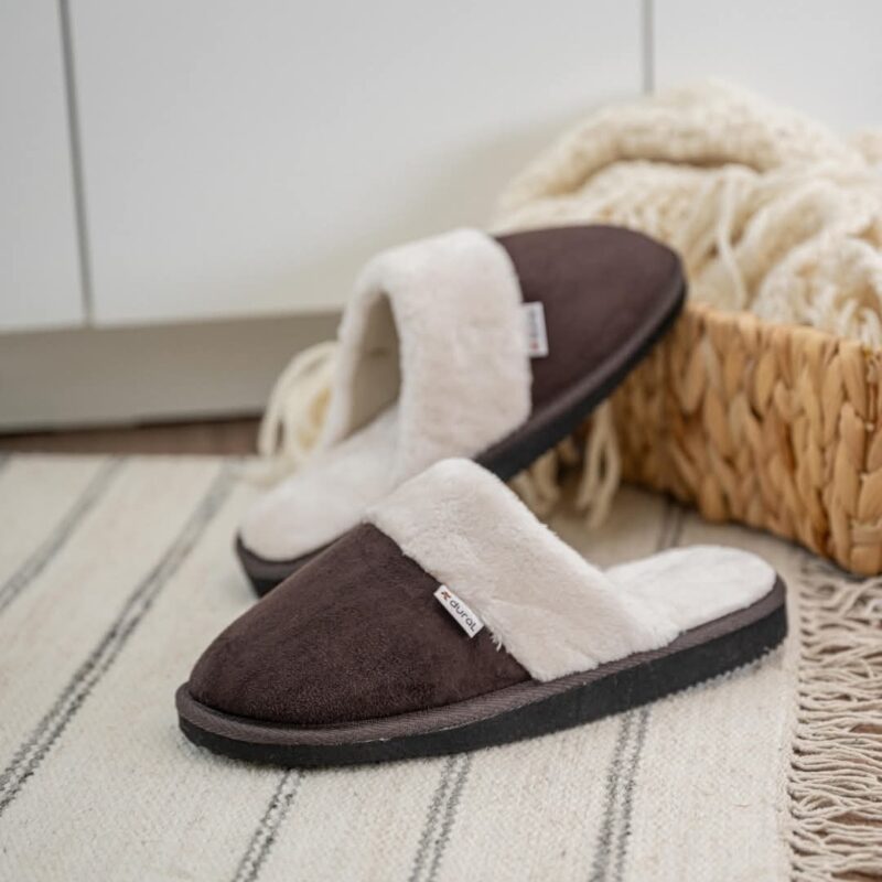 Pantufla Nórdica marrón símil gamuza